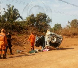 FESTA NO SÍTIO: Carro ocupado por casal capota na Estrada da Penal